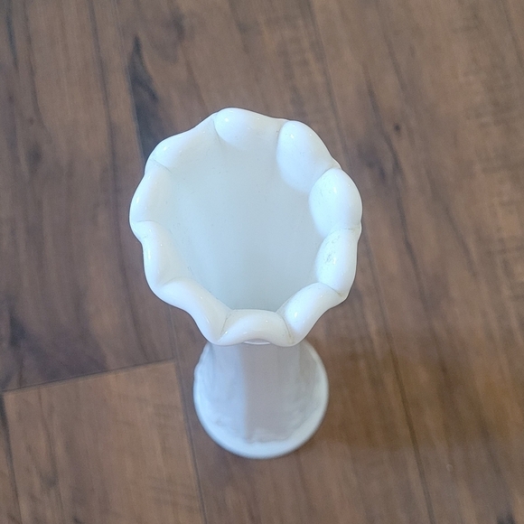 Vintage MCM Westmoreland Milk Glass Ruffle Top Swing Vase - Picture 5 of 6